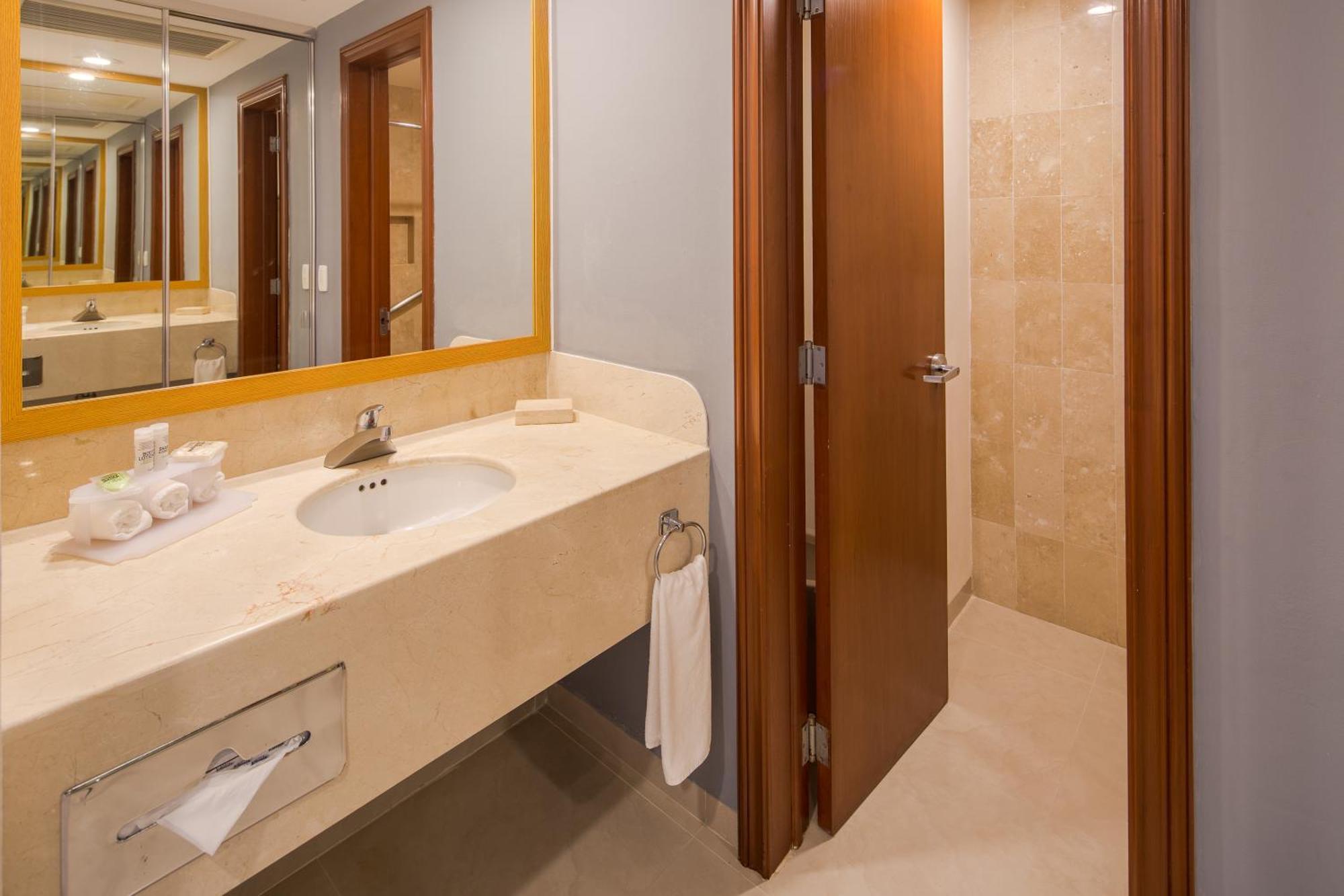 Superior King Studio Suite - Non-Smoking