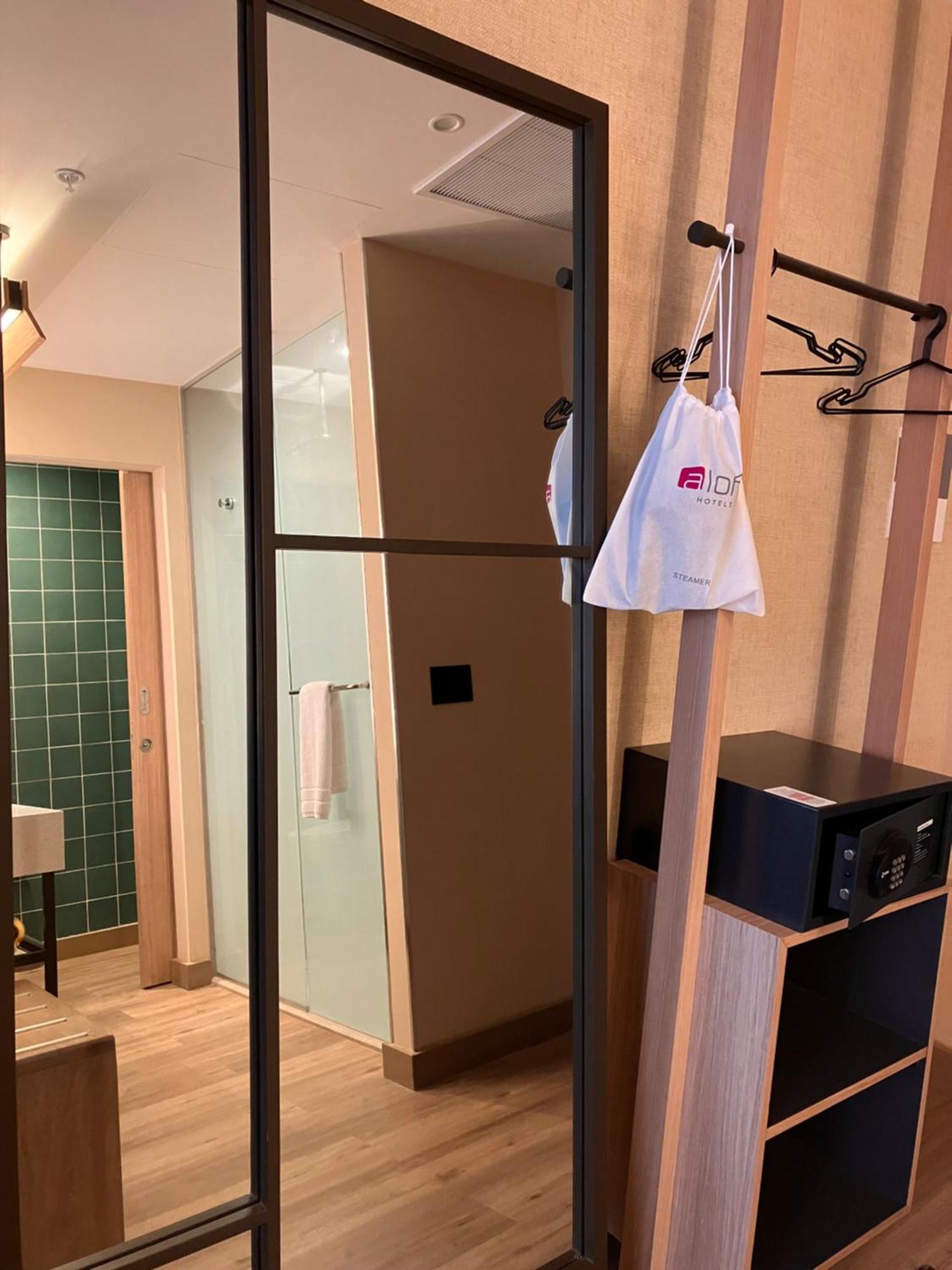 Aloft Guest room 1 King