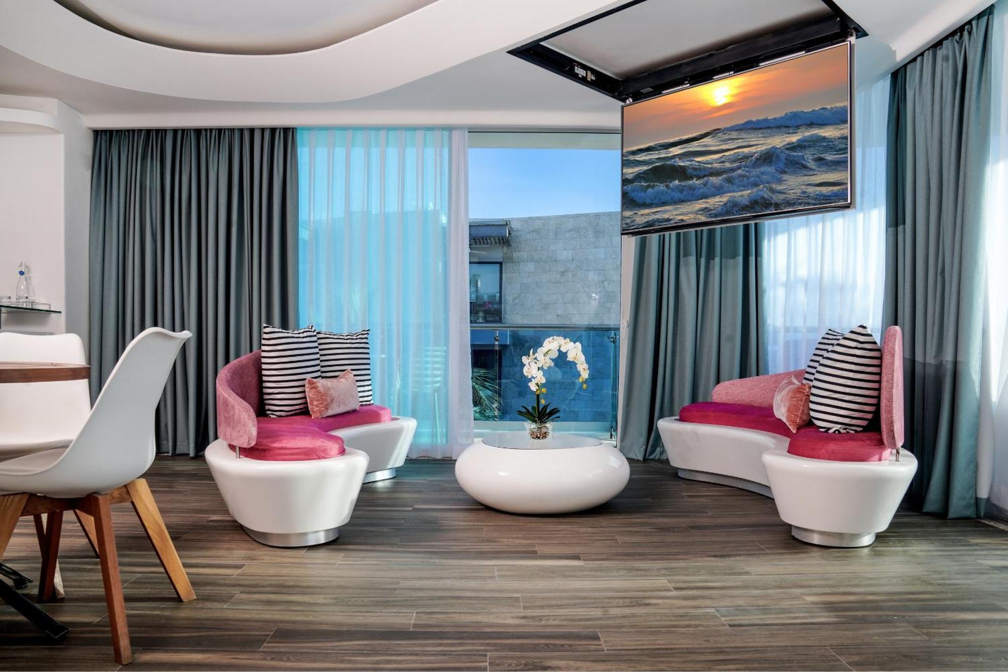 Ocean Front Luxury Suite