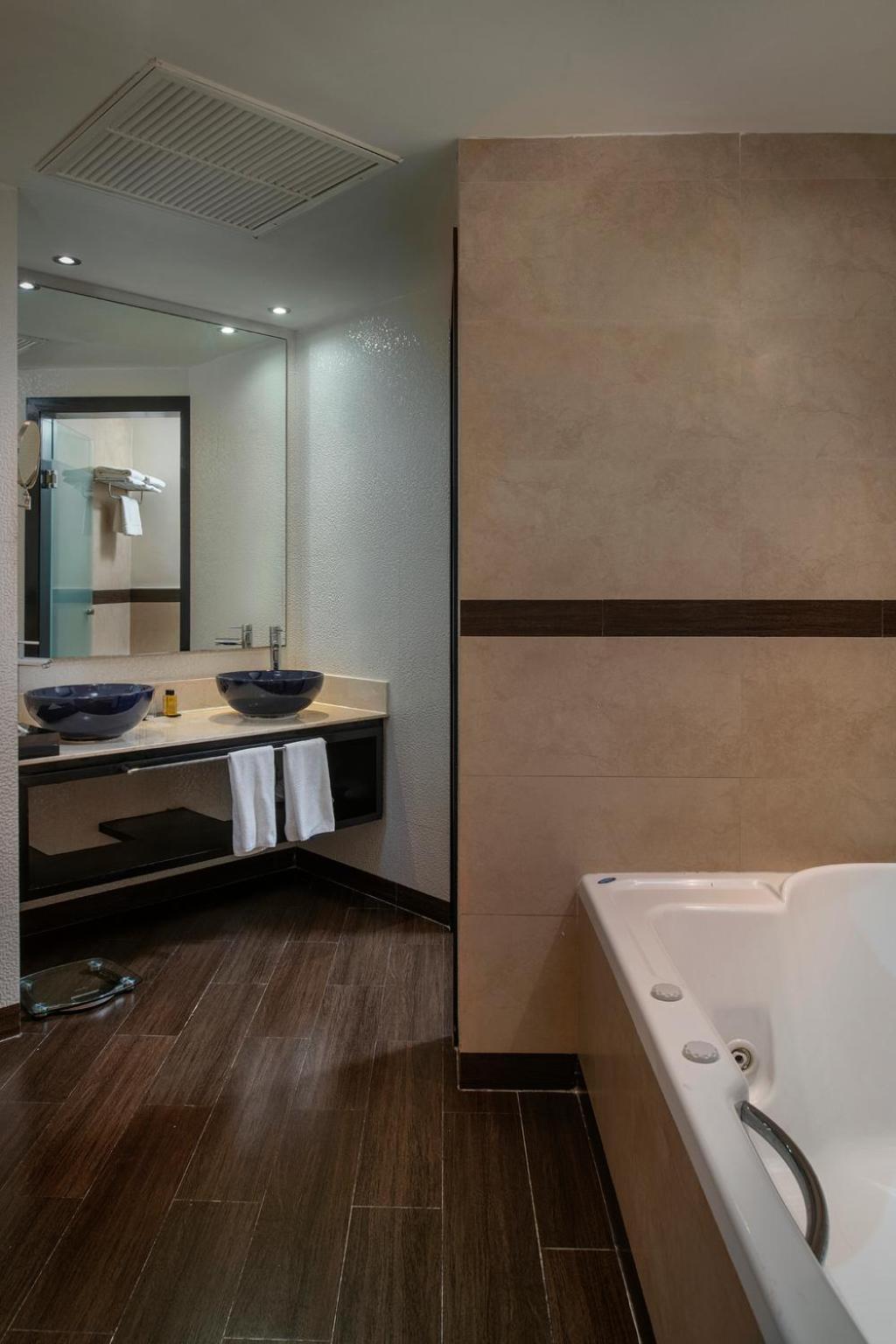 Privilege Romance Suite Jacuzzi