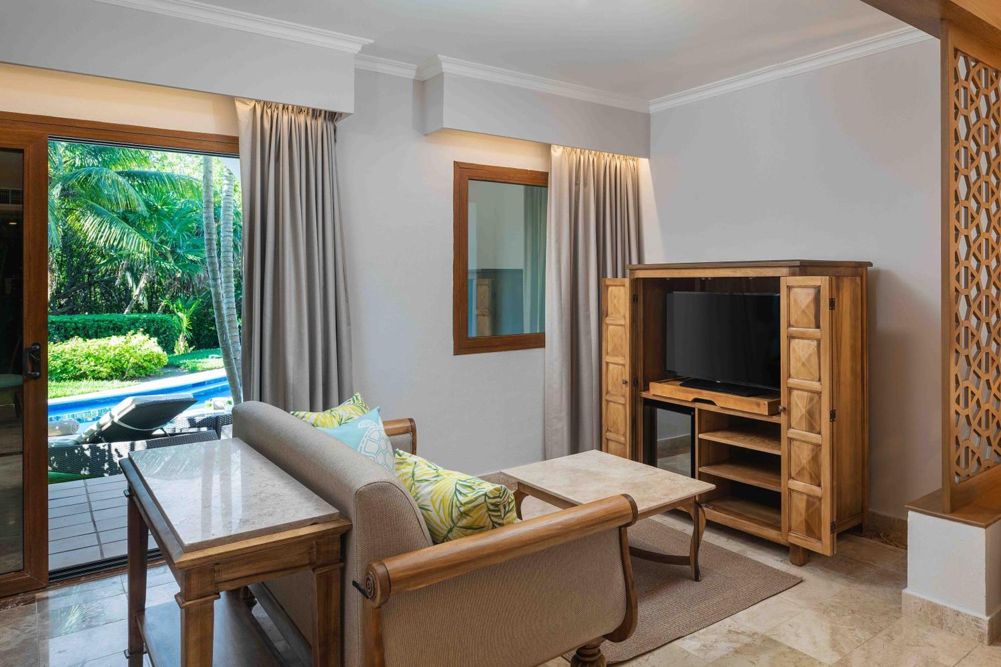 Golden Junior Suite Swim Up