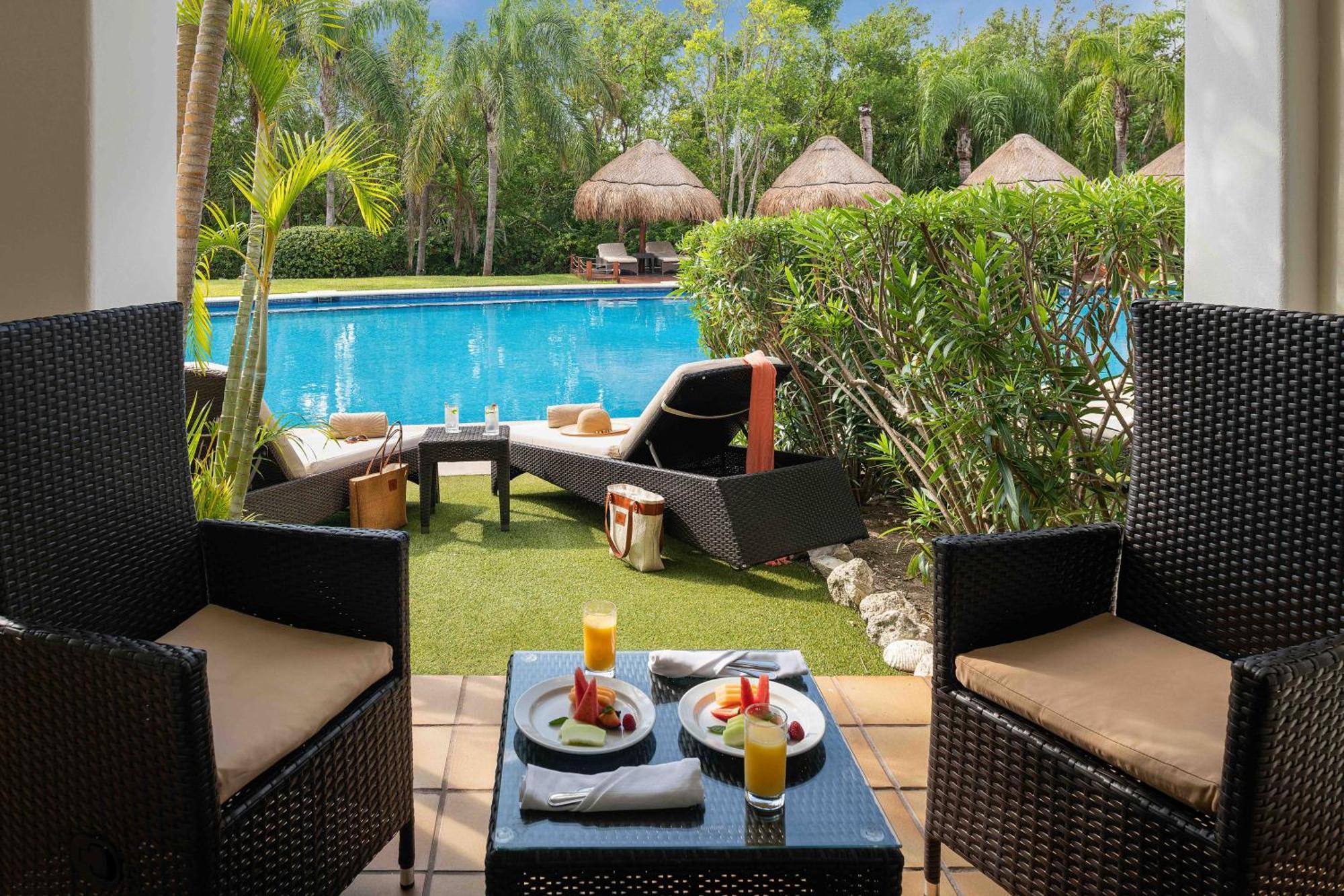 Golden Junior Suite Swim Up